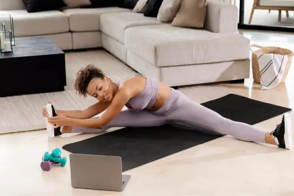 Une personne qui effectue un programme sportif a domicile